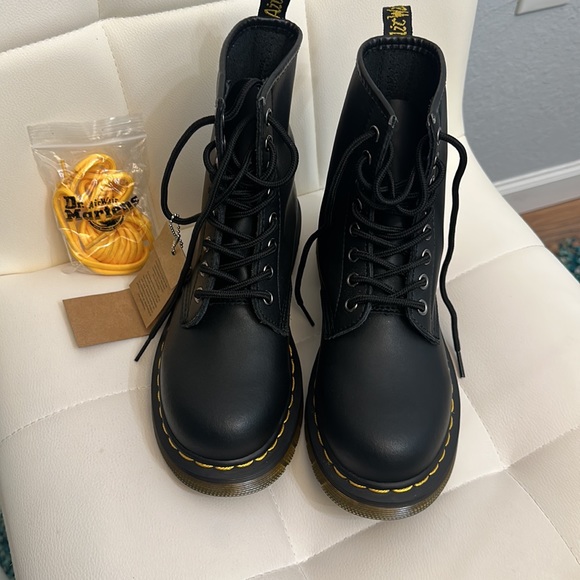 NEW Dr Martens 1460 Smooth Leather Black Boots 38 - Picture 3 of 6